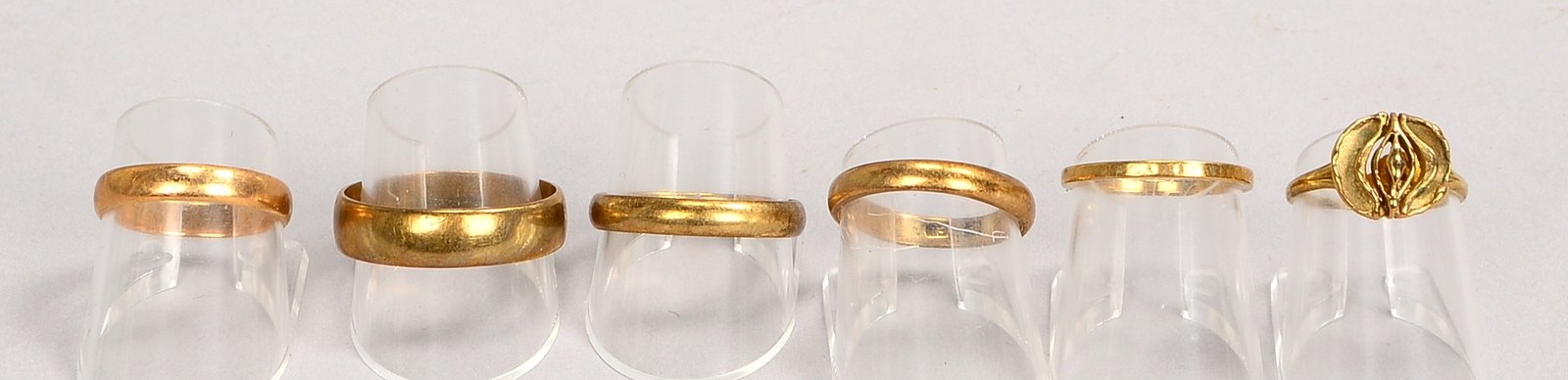 6 Ringe, 333 GG (gest.), unterschiedliche Ausf./teils Eheringe; versch. RG, Gew. 14,50 g