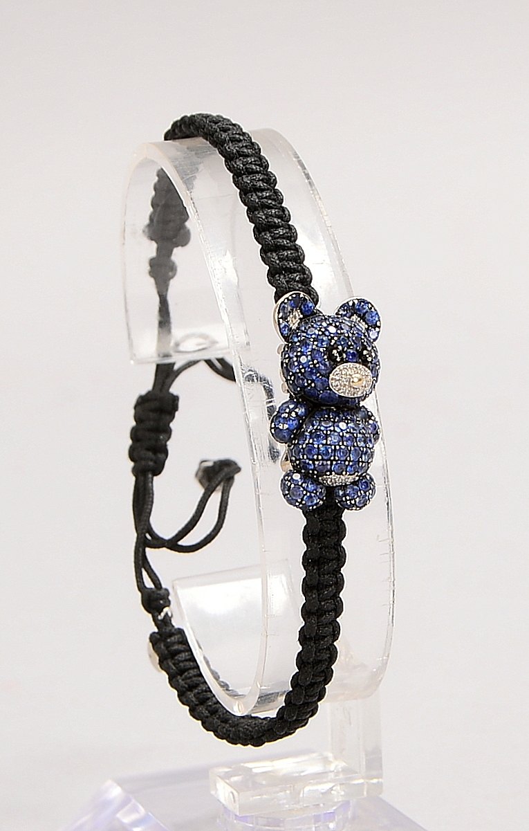 Pippo Perez-Armband, 'Teddybär', 750 WG (gest.), mit vielf. Steinbes., an Kordelarmb.