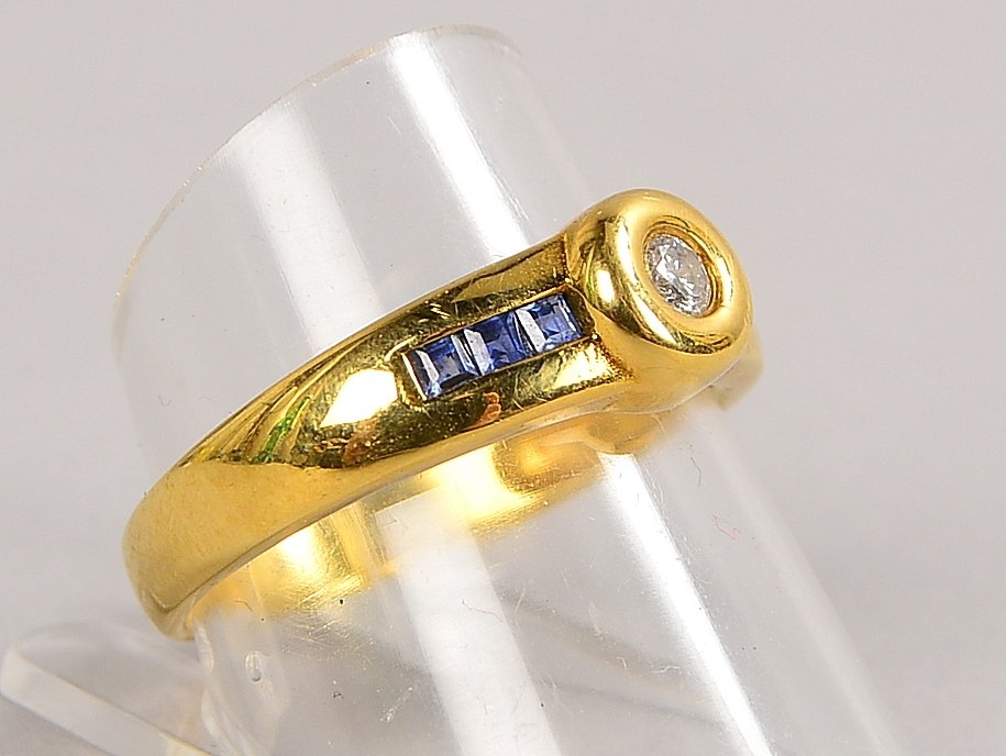 Ring, 750 GG (gest.), mit Brillant von ca. 0,10 ct und 6x Saphiren; RG 58, Gew. 4,70 g