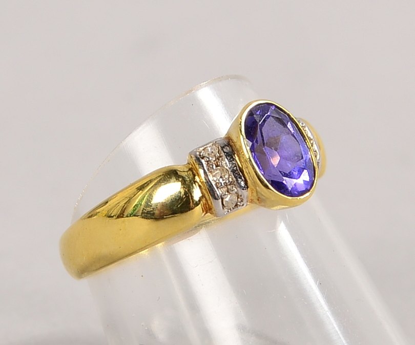 Ring, 585 GG/WG (gest.), mit einzelnem Tansanit und 6x kl. Diamanten; RG 56, Gew. 3,15 g