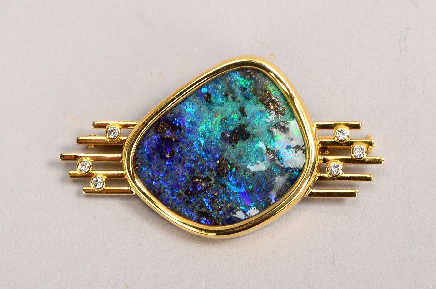 Brosche, 750 GG (gest.), mit Boulder-Opal und 6x kl. Brill./ca. 0,18 ct; Gew. 12,80 g