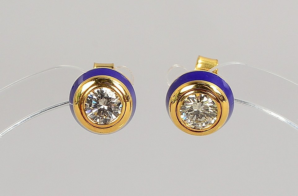 Paar Ohrstecker, 750 GG (gest.), partiell blau emailliert, mit je 1 Brill./ca. 0,30 ct, Farbe 'G-H'