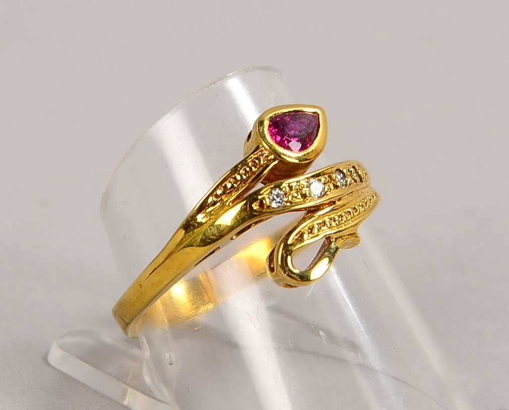 Ring, 585 GG (gest.), mit einzelnem Rubin und 4x kl. Diamanten; RG 58, Gew. 3,50 g