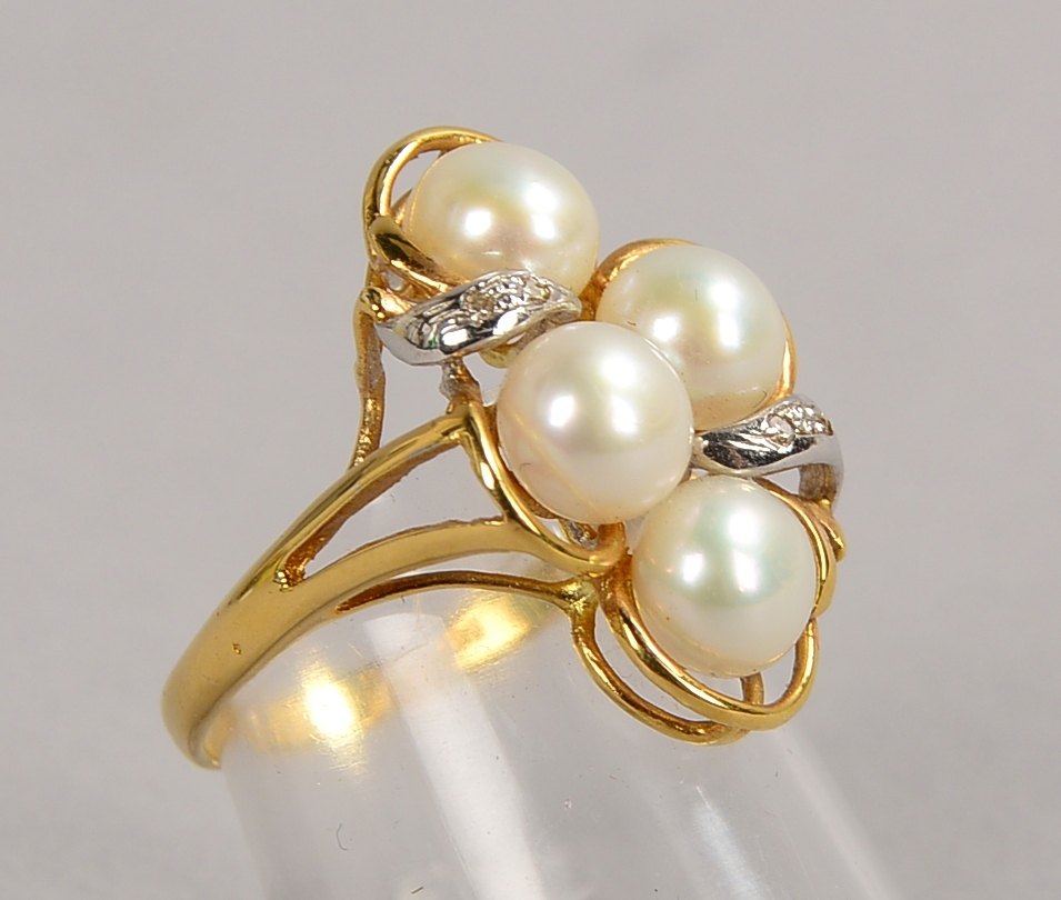 Ring, 585 GG/WG (gest.), mit 4x Perlen und 4x kl. Diamanten; RG 53, Gew. 4,40 g