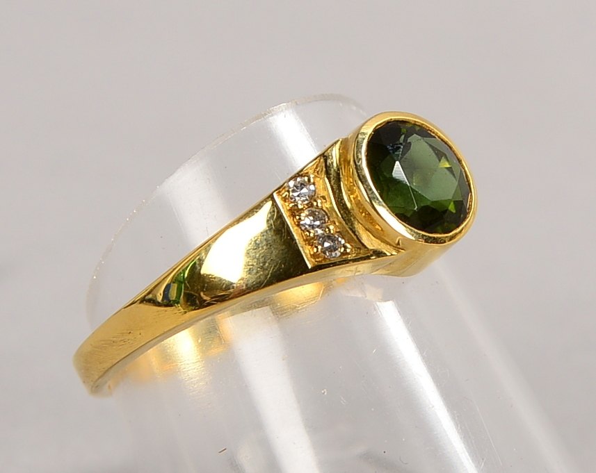 Ring, 585 GG (gest.), mit einzelnem Turmalin und 3x kl. Diam./ca. 0,03 ct; Gew. 2,50 g