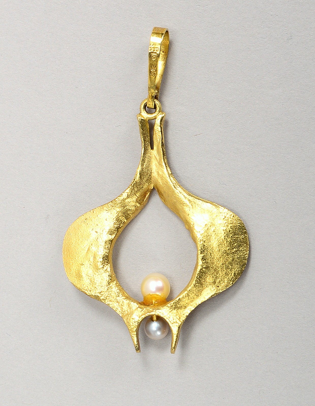 Anhänger (Goldschmiedearbeit), 333 GG (gest.), mit 2x Perlen; Länge 6 cm, Gew. 5,80 g