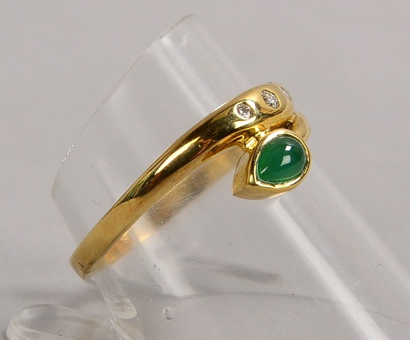 Ring, 585 GG (gest.), mit einzelnem Smaragd und 3x kl. Diamanten/ca. 0,04 ct; Gew. 2,05 g