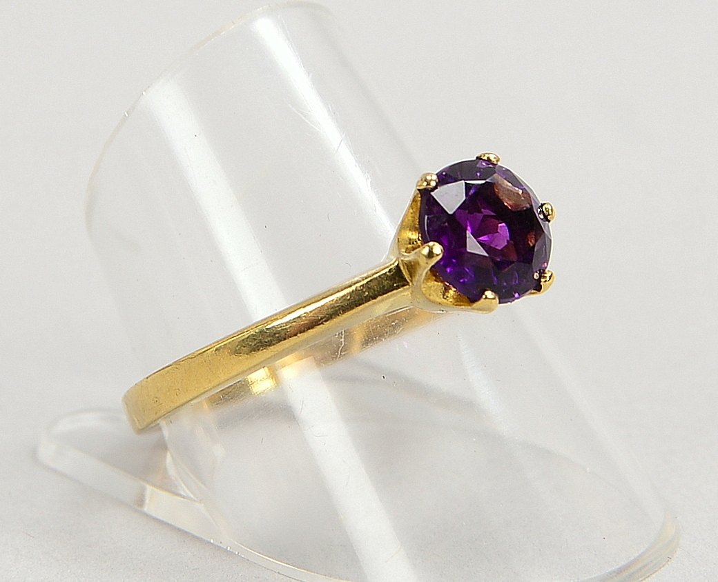 Ring, 333 GG (gest.), mit einzelnem Amethyst im Brillantschliff; RG 60, Gew. 2,30 g