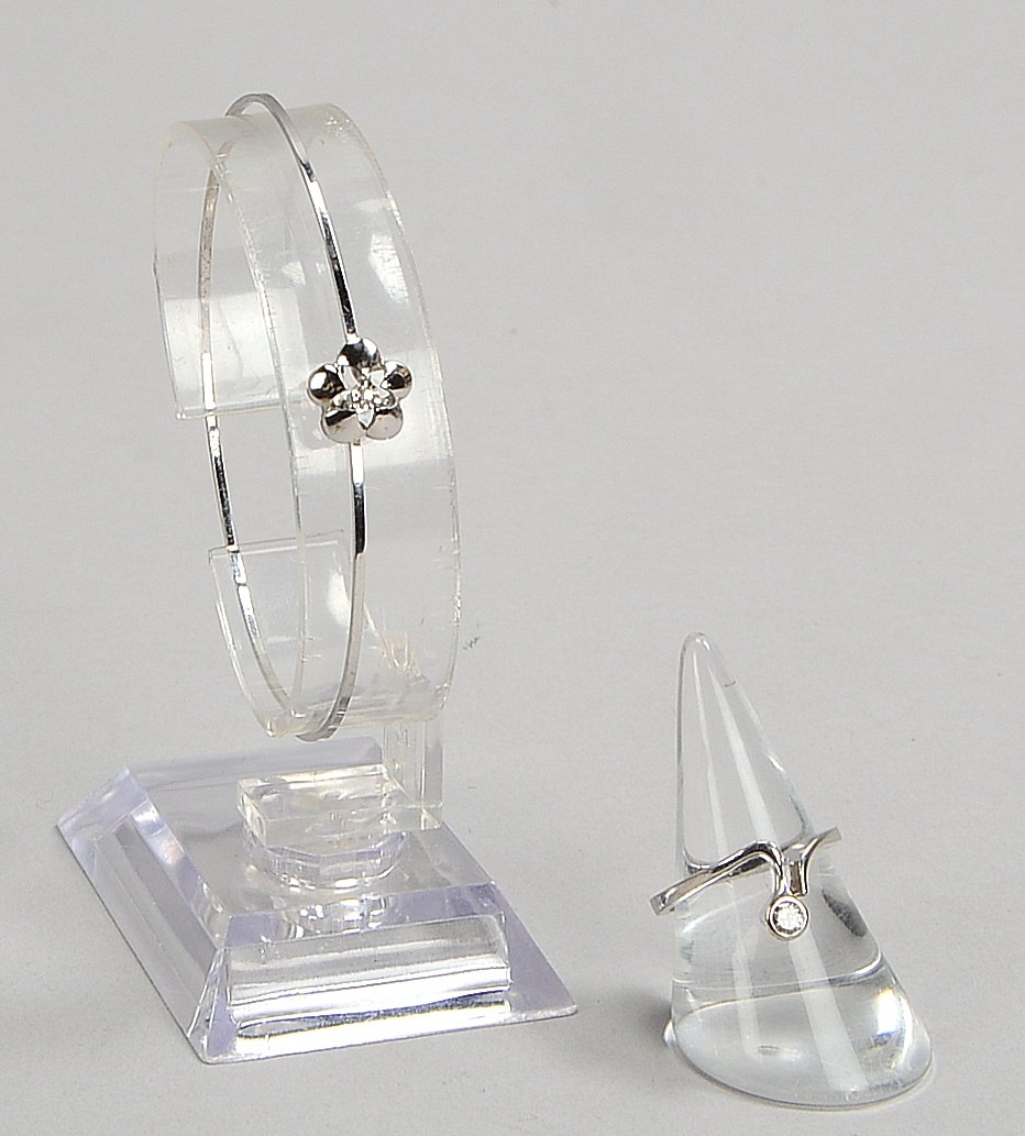 Armreif, 333 WG, mit Diam., Gew. 2,30 g; und Ring, 585 WG, mit Brill., Gew. 2,40 g