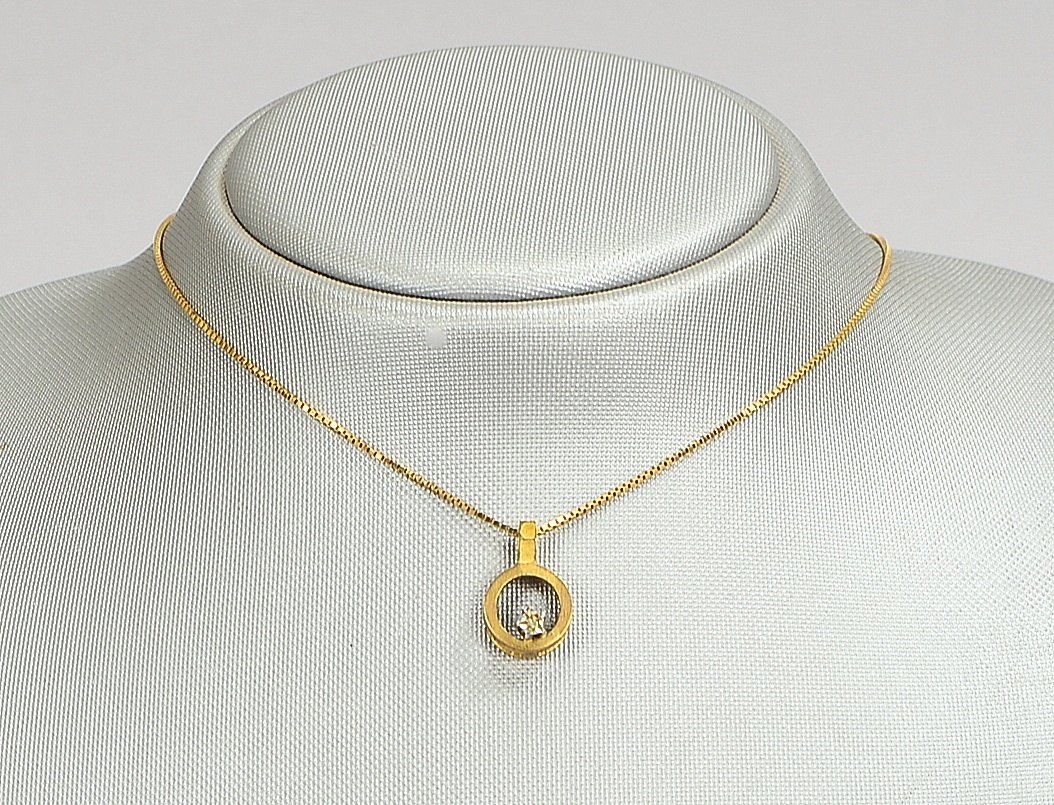 Halskette mit Anhänger, 333 GG (gest.); Länge Kette 41 cm, Gew. 3,45 g