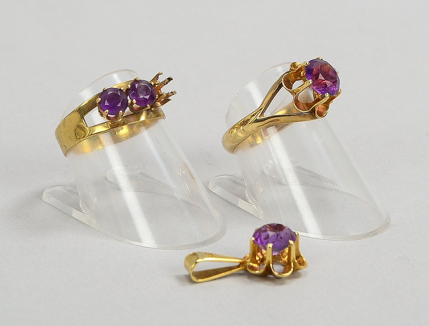 Amethyst-Anh., 585 GG (gest.), Gew. 1,40 g/2x Ringe, 333 GG (gest.), Gew. 4,90 g