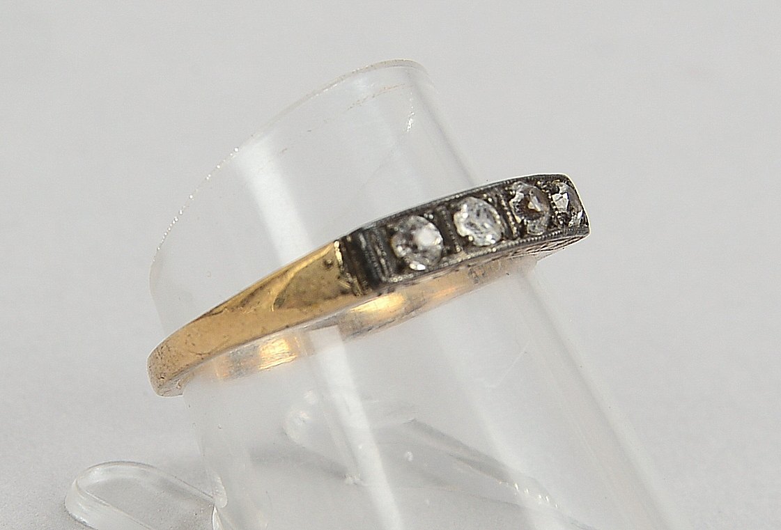 Vorsteckring, 333 GG (gest.), besetzt mit 4x kleinen Diamanten; RG 56, Gew. 2,40 g