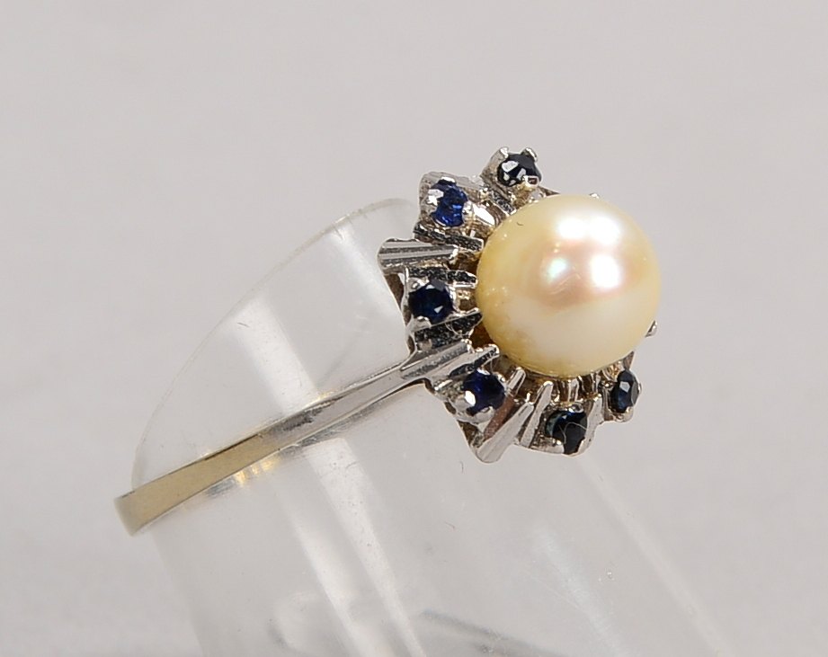 Ring, 750 WG (gest.), mit einzelner Perle und 8x Saphiren; RG 54, Gew. 3,20 g