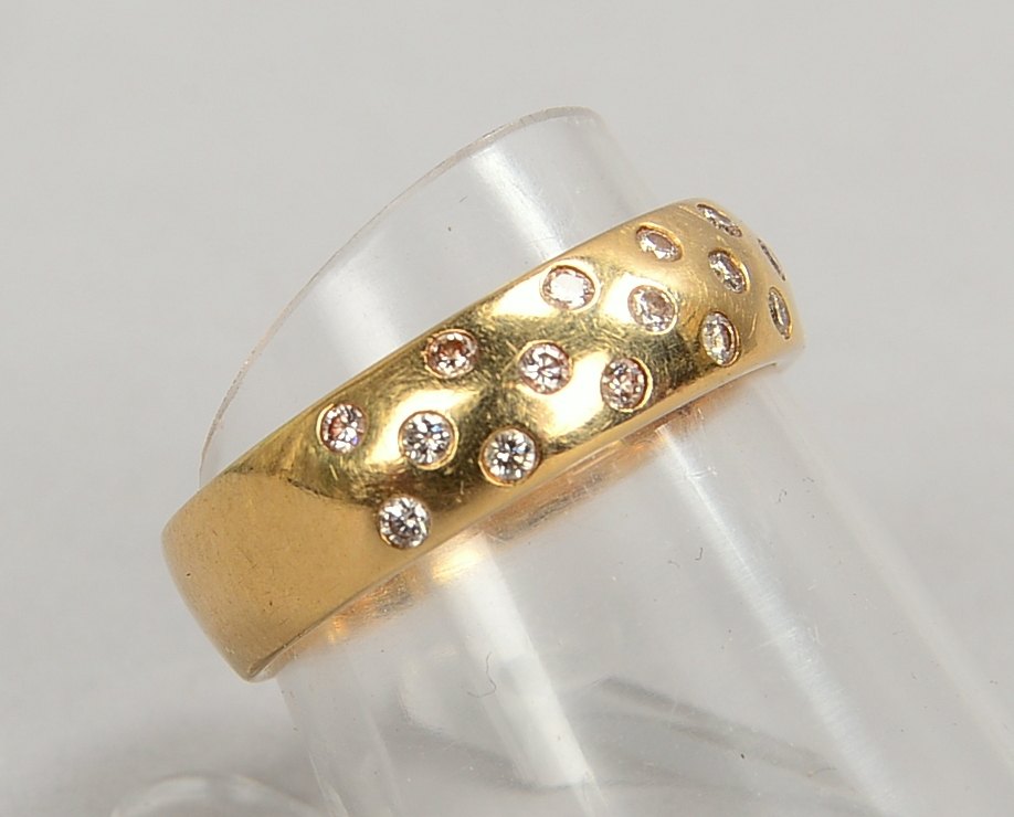 Ring, 585 GG (gest.), mit 23-fachem Brillantbesatz/ca. 0,35 ct; RG 55, Gew. 4 g