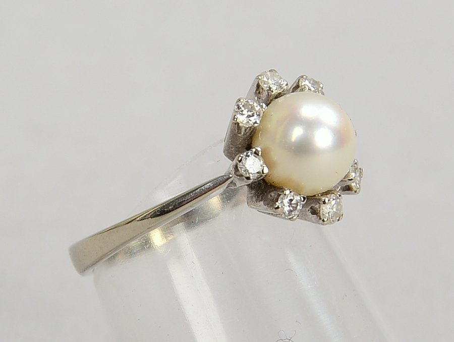 Ring, 750 WG (gest.), mit einzelner Perle/mit einer Entourage aus Brill.; RG 52, Gew. 3,60 g
