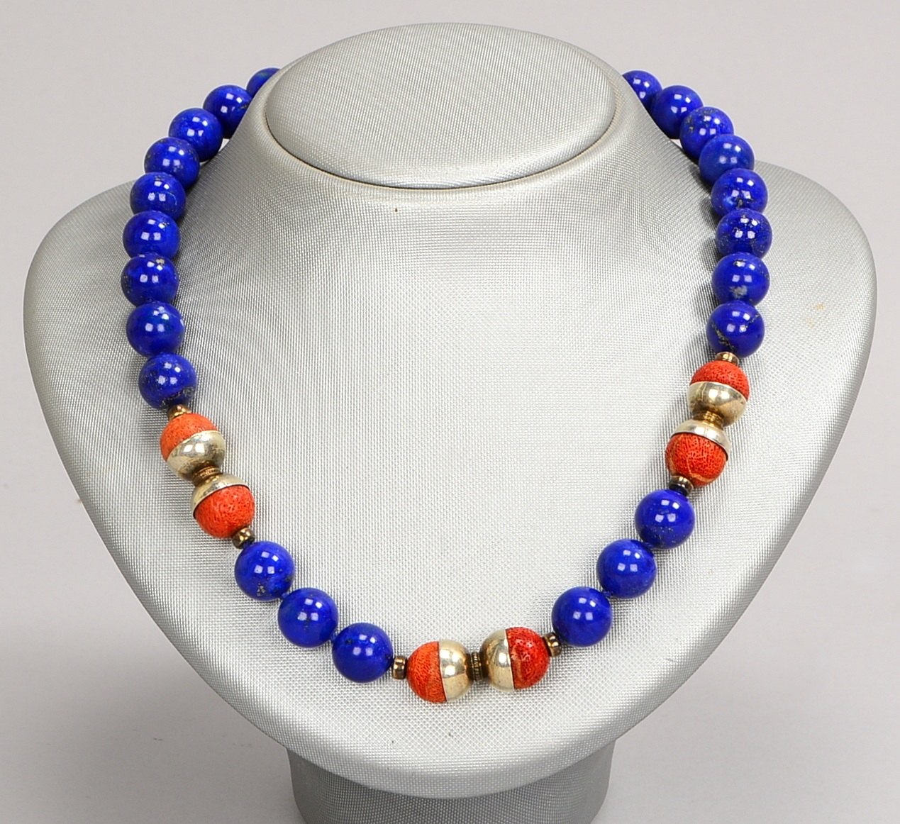Collier, Lapislazuli-Besatz und Korallenkugeln, Silber-Karabinerschließe