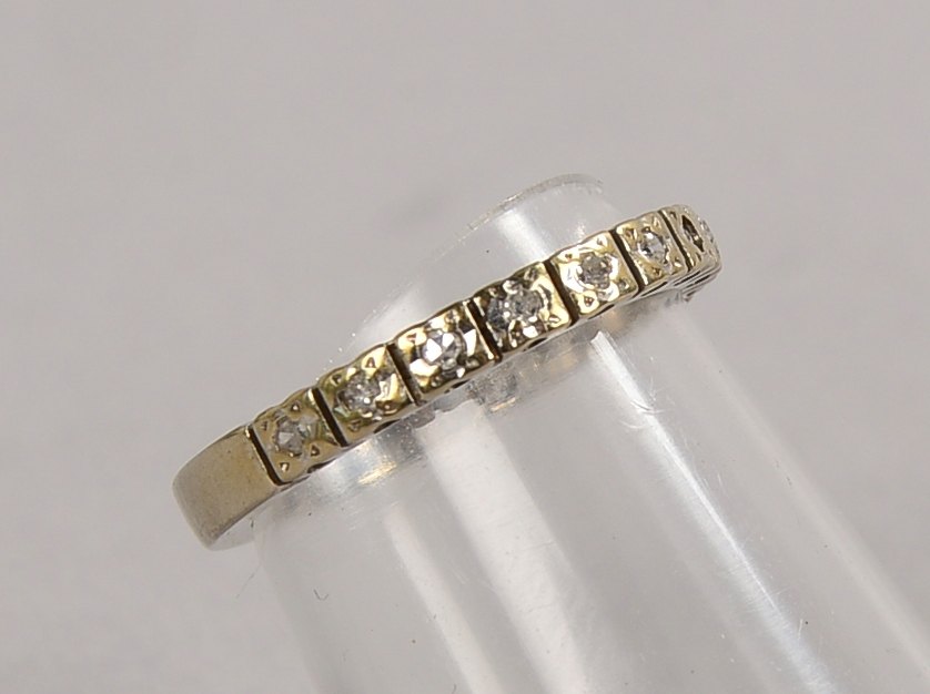 Ring, 585 WG (gest.), besetzt mit 8x kleinen Diamanten; RG 49, Gew. 2,50 g