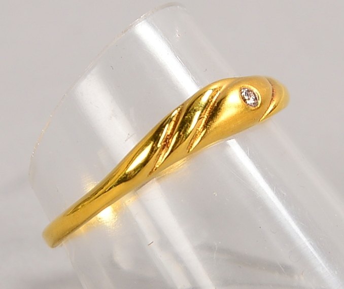 Ring, 585 GG (gest.), mit einzelnem kl. Diamant von ca. 0,01 ct; RG 56, Gew. 1,80 g