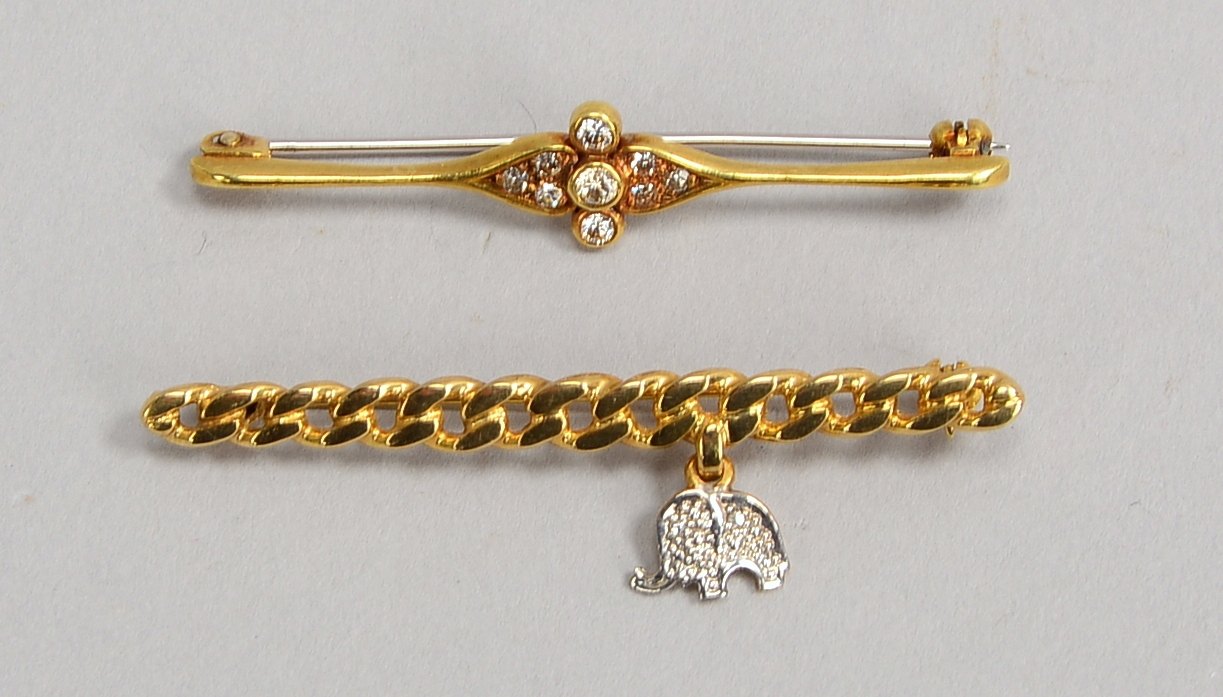 2 Broschen, 585 GG/WG (gest.), verschiedene Ausf., mit Diamantbesatz; Gew. 5,30 g