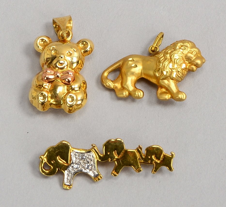 333 GG-Brosche und Anh. 'Löwe', Gew. 4 g; und 555 GG-Anh. 'Teddybär', Gew. 3 g