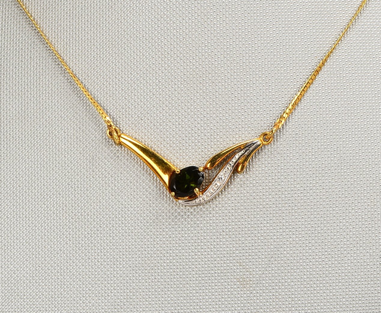 Collier, 585 GG/WG (gest.), mit Turmalin und kl. Diamant; Länge 44 cm, Gew. 4,40 g
