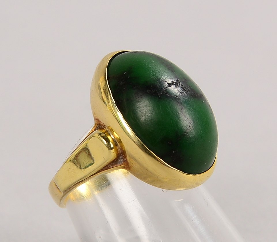 Ring, 585 GG (gest.), besetzt mit einzelnem Malachit-Cabochon; RG 52, Gew. 6,90 g