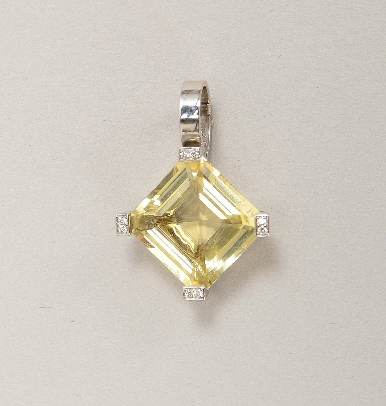 Anhänger, 585 WG (gest.), mit Lemoncitrin und kleinen Diamanten; Gew. 8 g