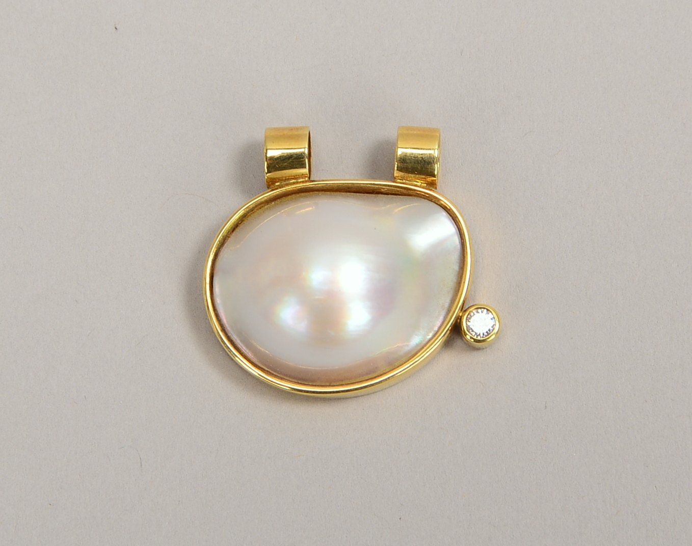 Anhänger (Goldschmiedearbeit), 585 GG (gest.), mit Mabéperle und kl. Brillant/ca. 0,10 ct