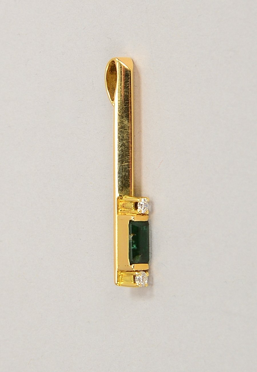 Anhänger (Goldschmiedearbeit), 750 GG (gest.), mit Smaragd und 2x kl. Brillanten
