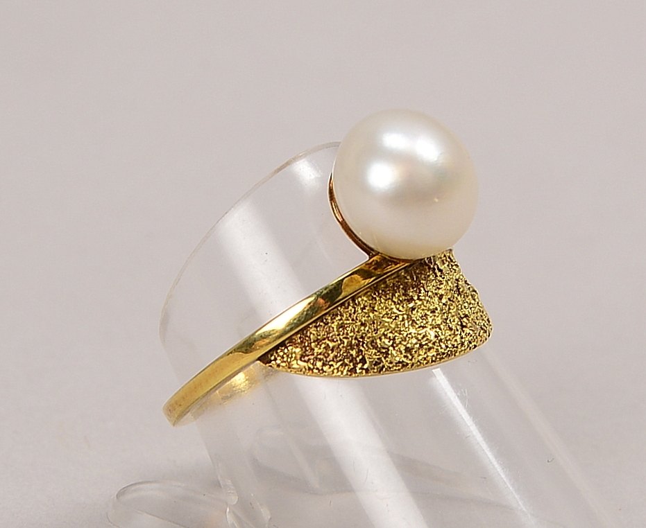 Ring (Goldschmiedearbeit), 585 GG (gest.), mit Zuchtperle/Ø 9 mm, Gew. 3,50 g