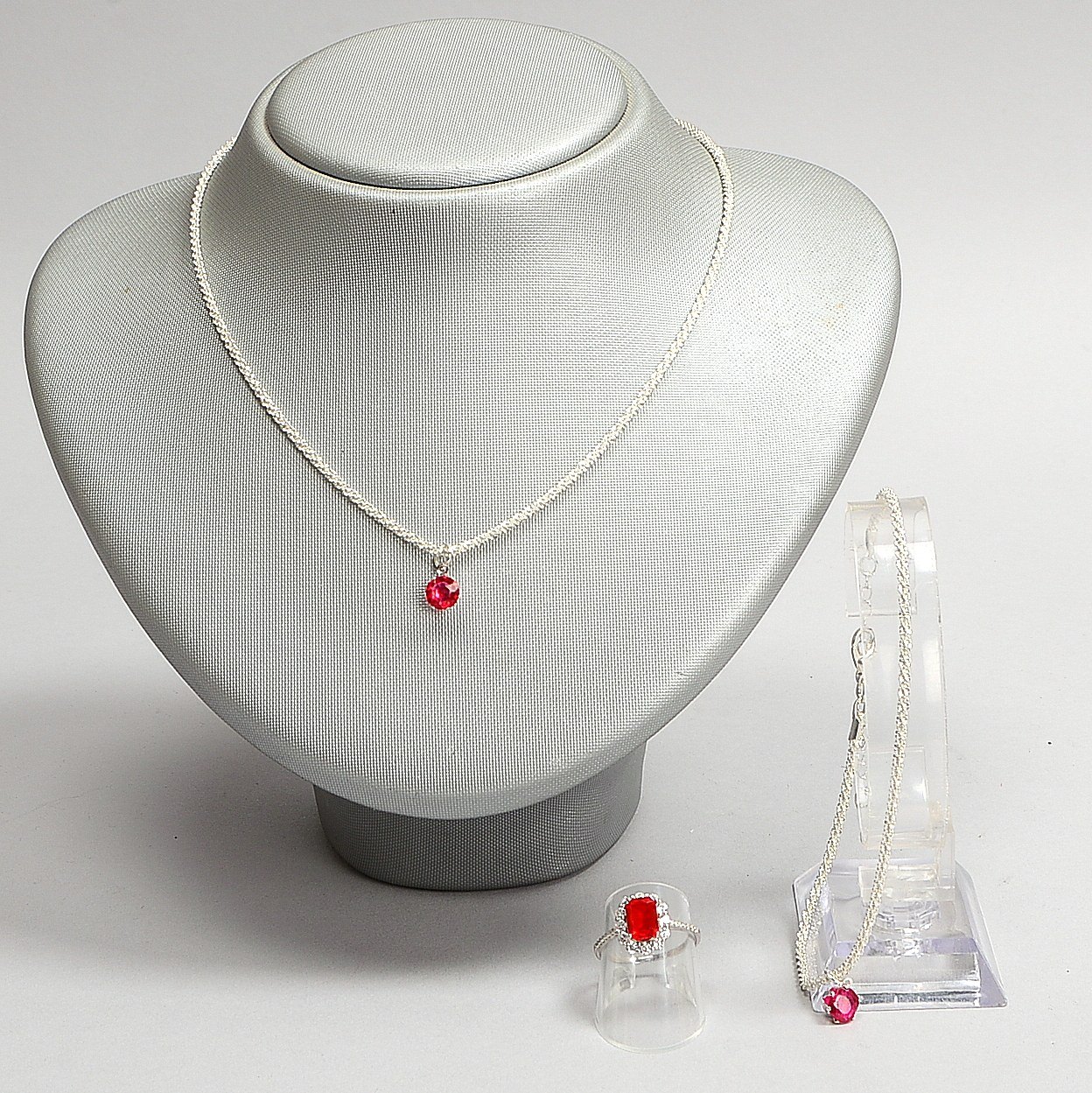Schmuckset aus Kette, Armb. und Ring, 925 Sterlings., roter Steinbesatz; Gew. 10,5 g