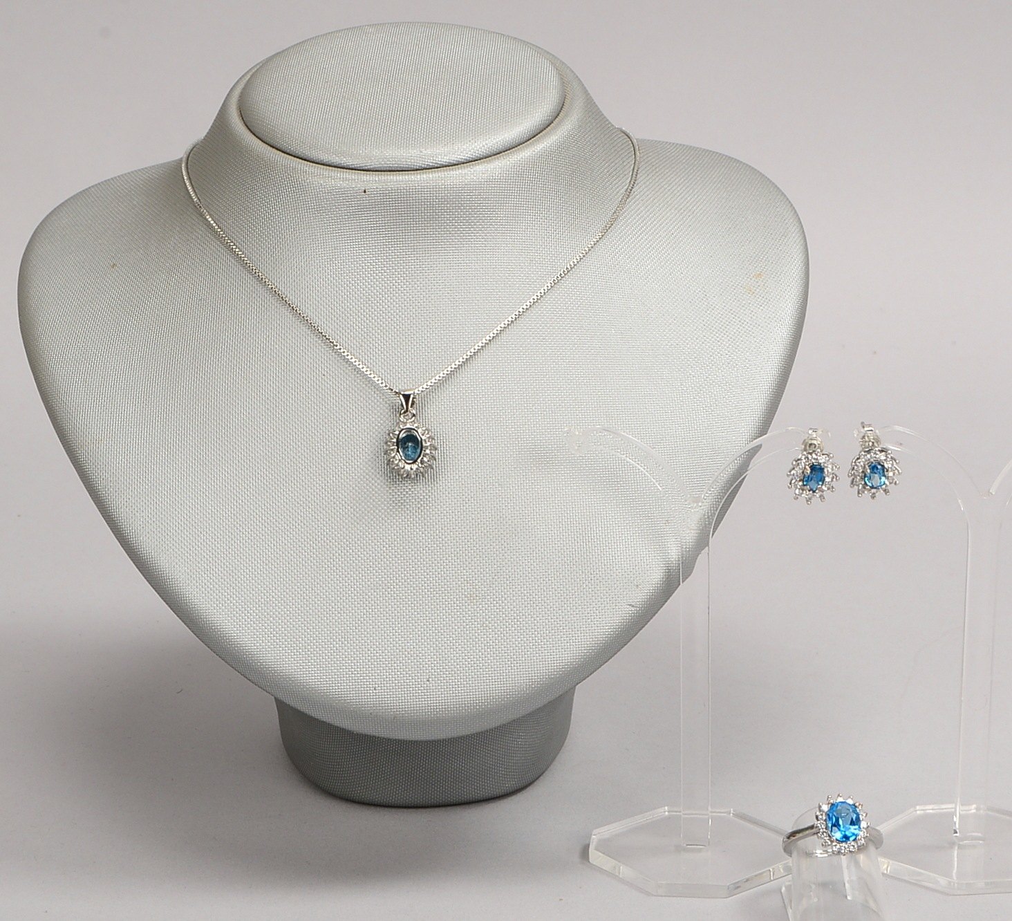 Schmuckset aus Kette, Ring und Ohrst., 925 Sterlings., mit Topasbesatz; Gew. 10,5 g