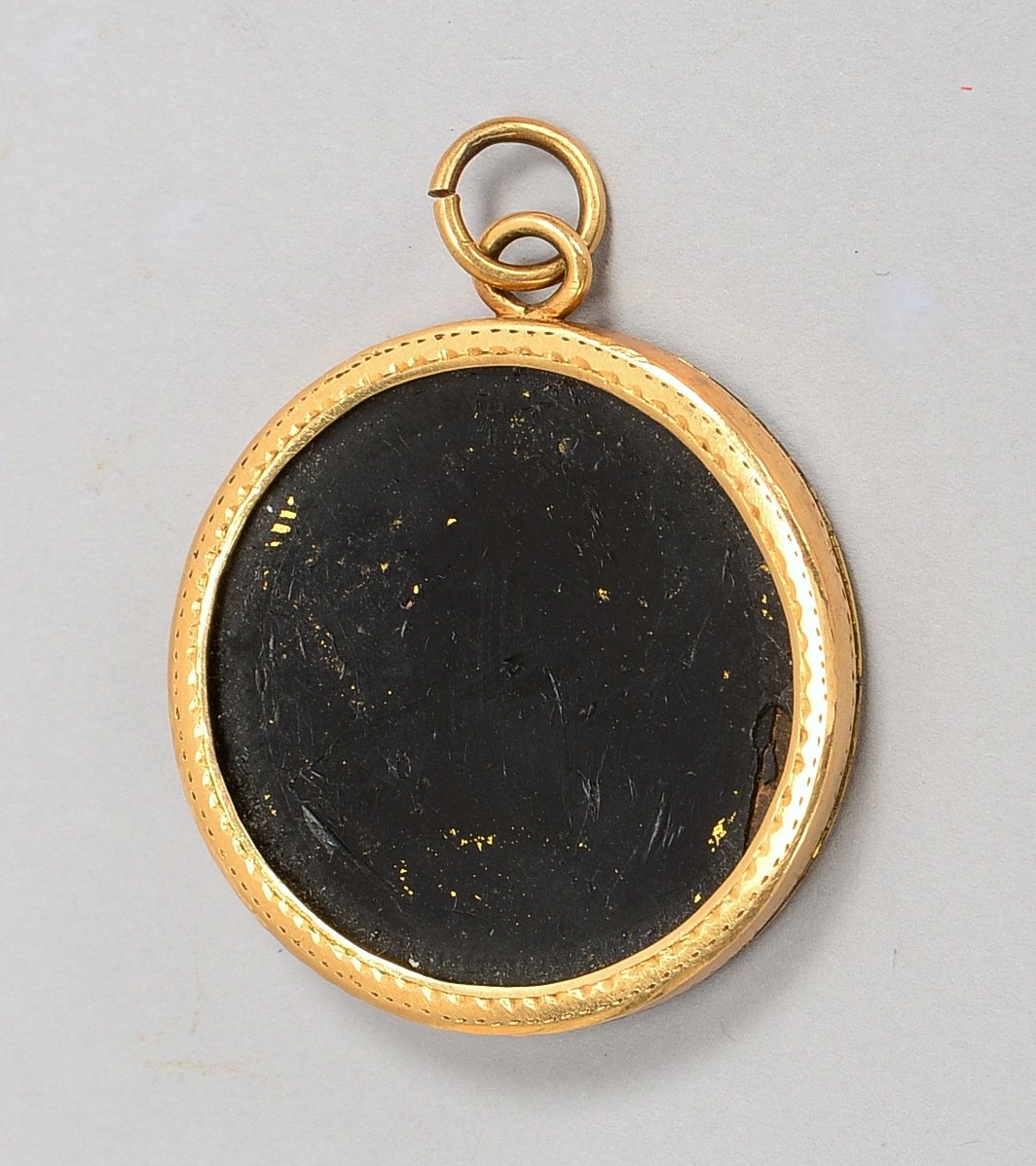 Medaillon, 585 GG-Fassung, schauseitig geschwärzt/rücks. vergoldet; Ø 4 cm, Gew. 15 g