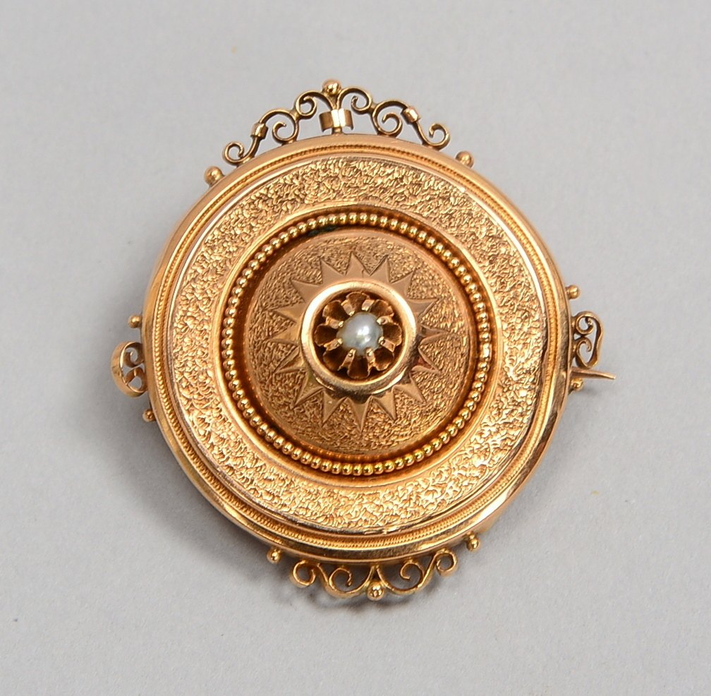 Brosche (Biedermeier), 585 RG (gepr.), besetzt mit kl. Perle; Ø 35 mm, Gew. 3,40 g
