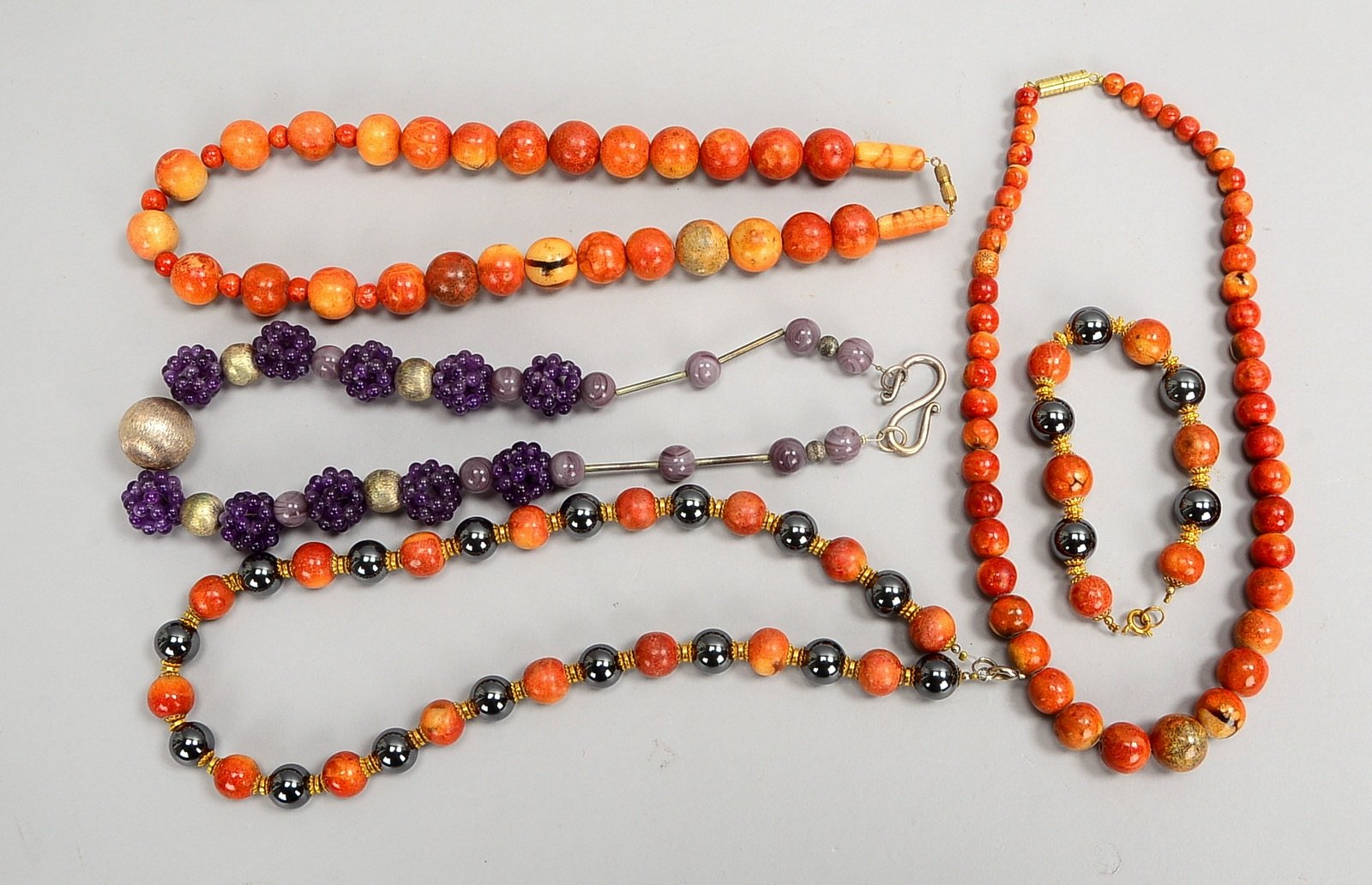 5x Halsketten/1 Armband, div. Besatz aus Koralle, Hämatit, Amethysten und Silber