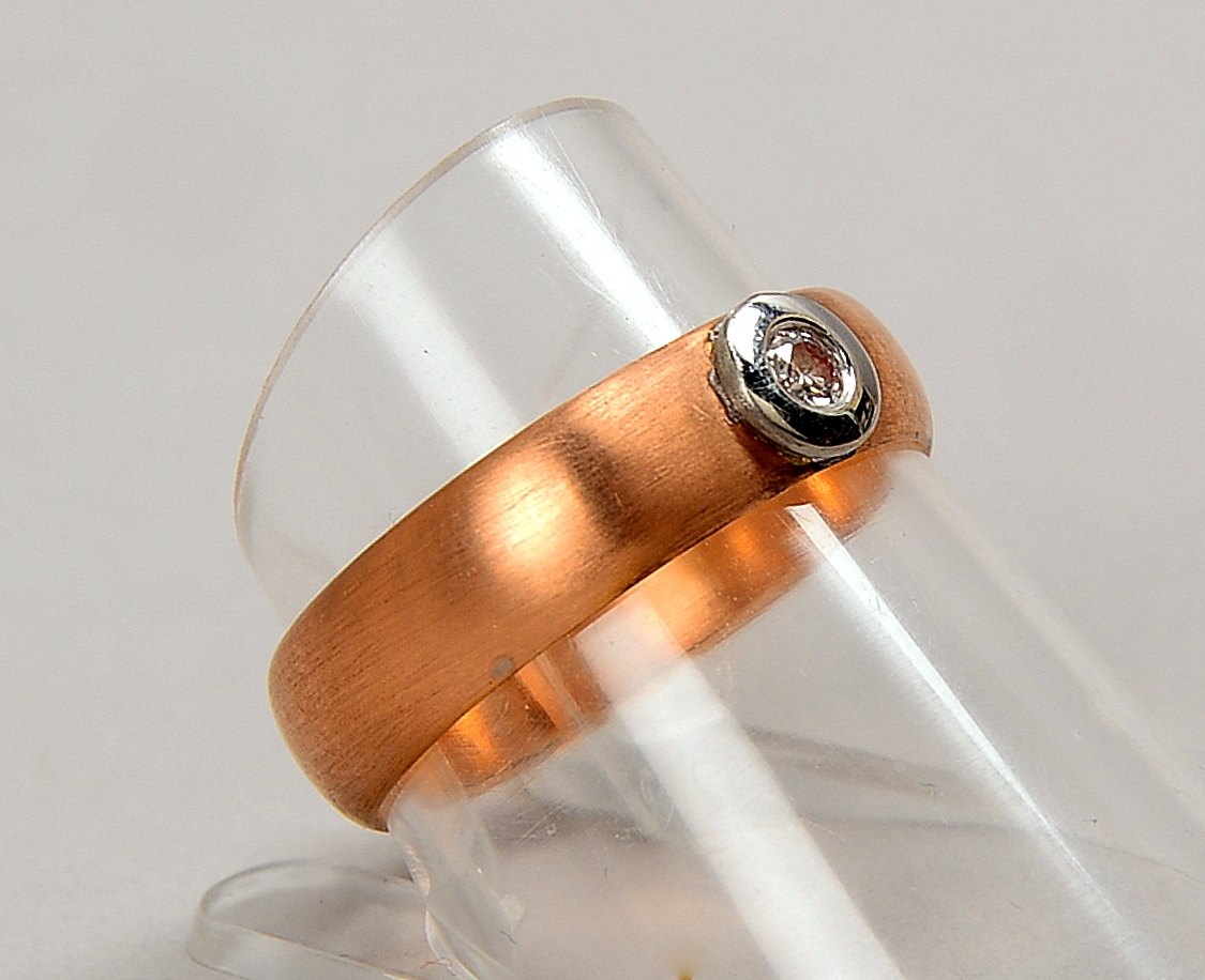 Ring (Goldschmiedeanfertigung), 585 RG (gest.), mit kl. Brillant/ca. 0,07 ct; Gew. 4,10 g