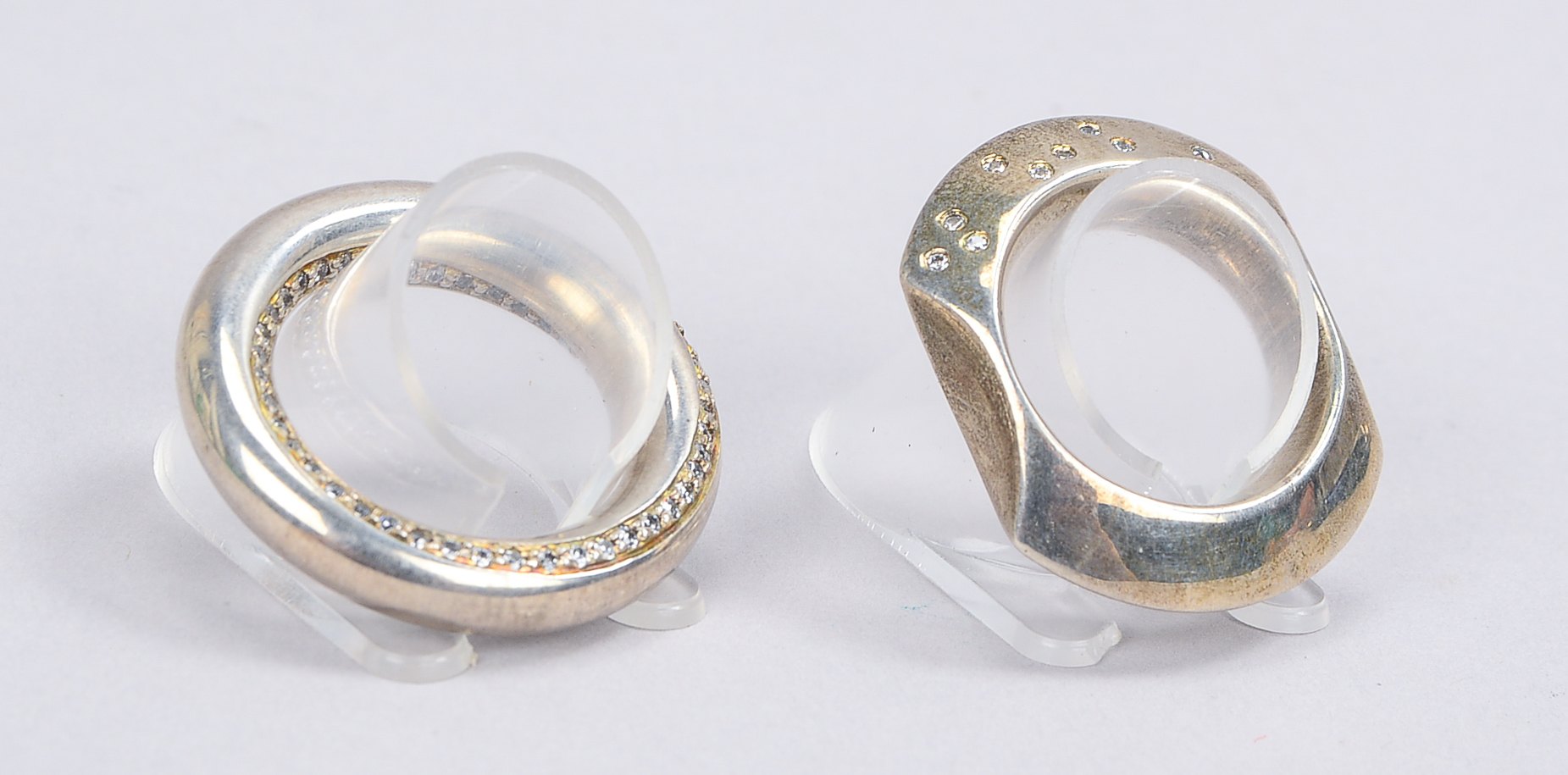 Designer-'Möbiusring' (Goldschmiedearbeit), 925 Sterlingsilber (gest.), mit Zirkonia-Besatz