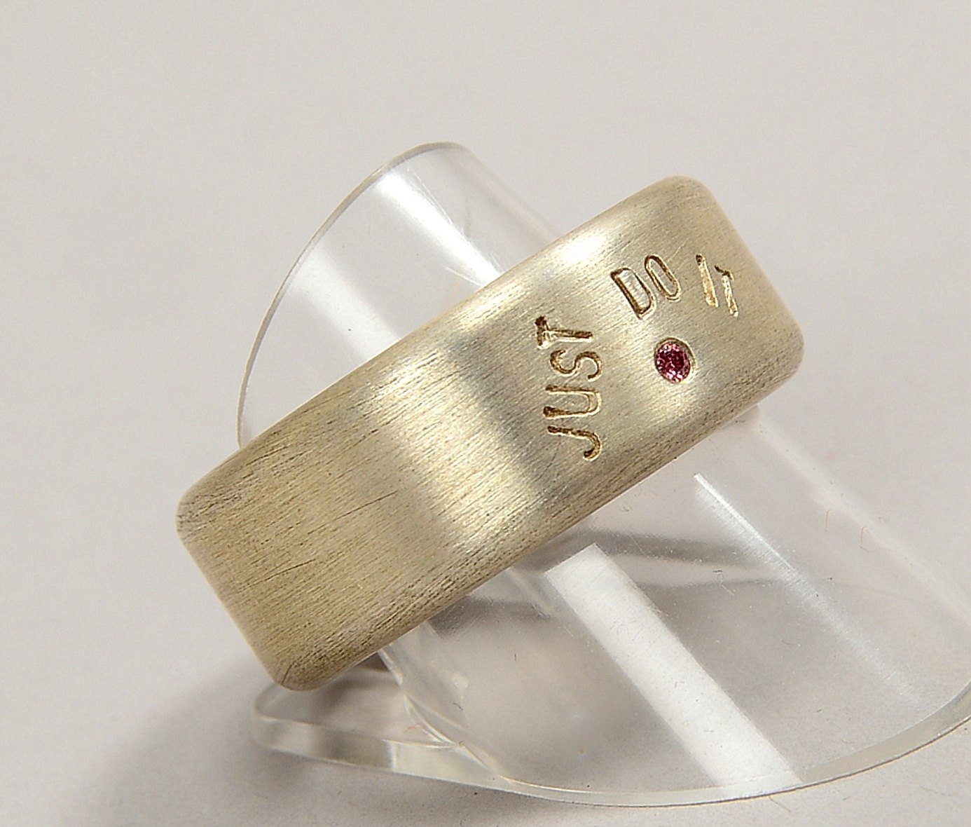 Designer-Bandring (Goldschmiedearbeit), 925 Sterlingsilber (gest.), kl. Schmuckstein/Gravur