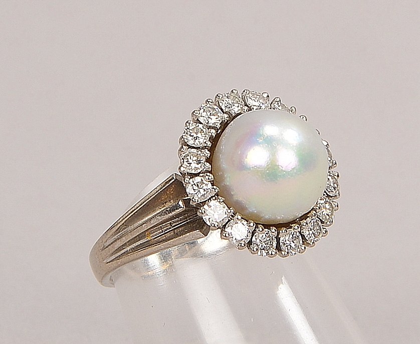 Ring, 750 WG (gest.), besetzt mit einzelner Zuchtperle und Diamanten