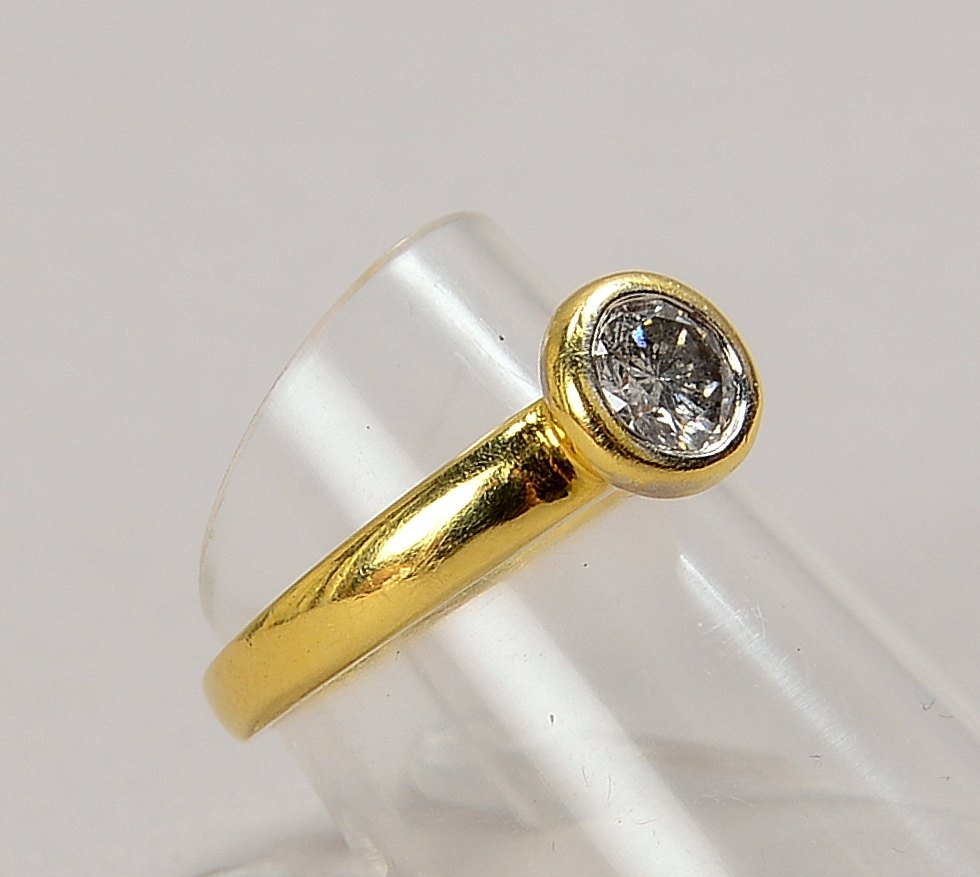 Solitärring, 585 GG/WG (gest.), besetzt mit einzelnem Brillant von ca. 0,50 ct, Farbe 'G-H'