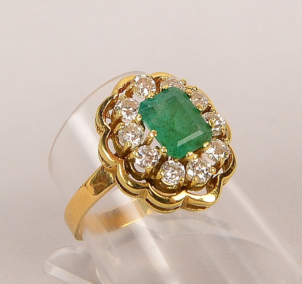 Ring, 585 GG (gest.), besetzt mit einzelnem Smaragd von ca. 1,56 ct und Brillanten