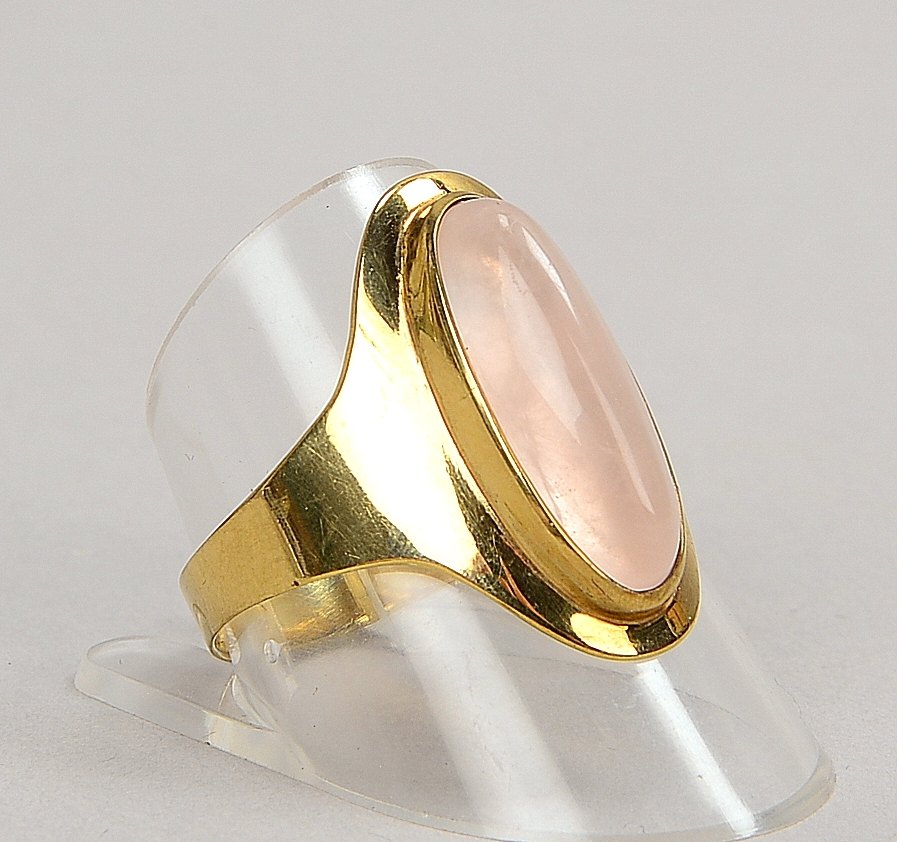 Ring, 333 GG (gest.), besetzt mit einzelnem Rosenquarz-Cabochon