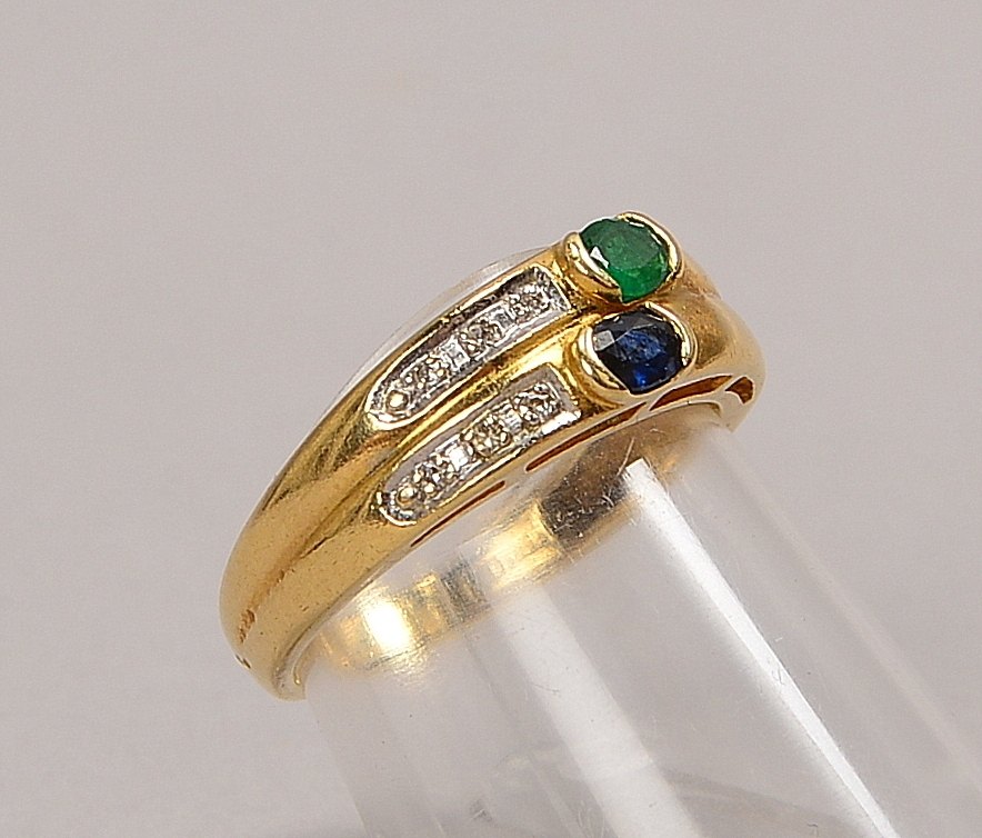 Ring, 585 GG (gest.), besetzt mit Saphir und Smaragd sowie 6x kleinen Diamanten