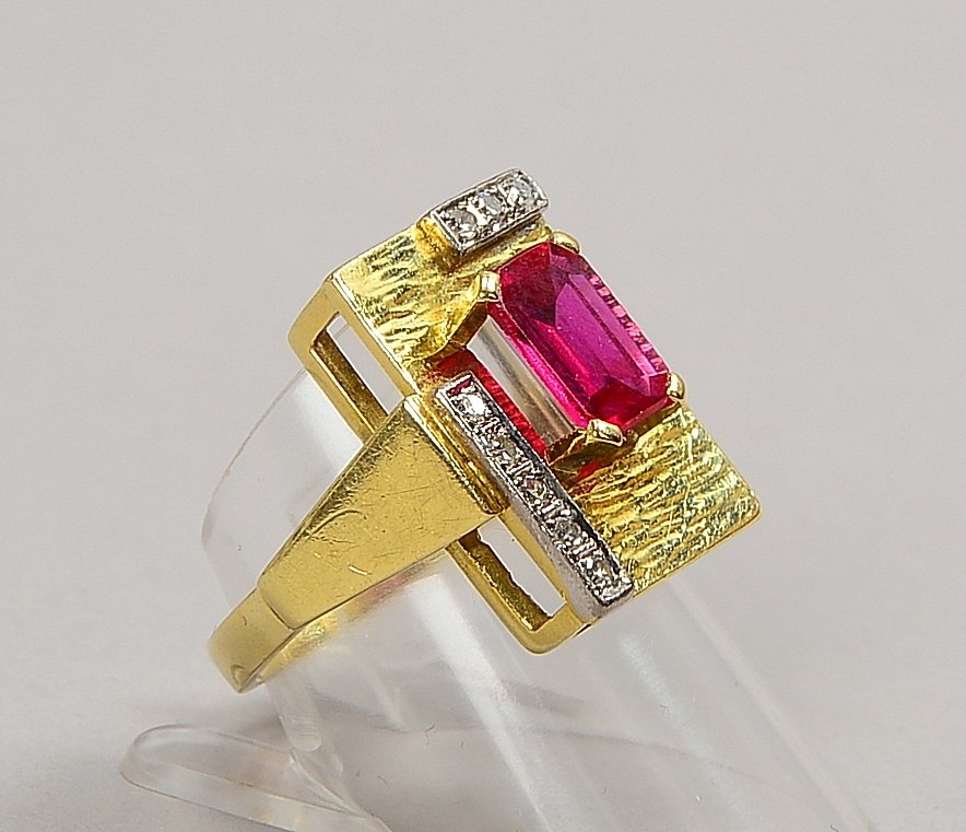 Ring, 585 GG (gest.), besetzt mit synthetischem Rubin und 8x kleinen Diamanten