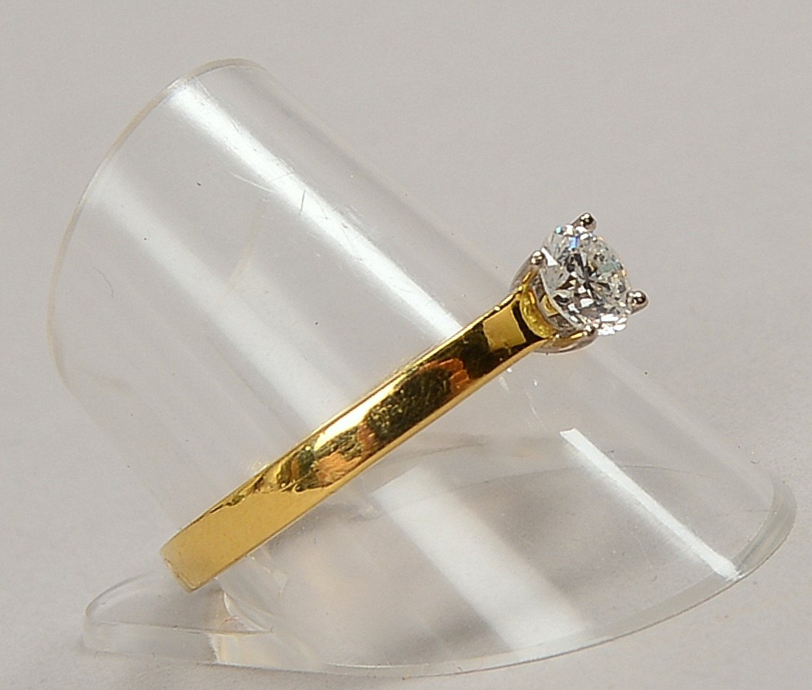 Solitärring, 750 GG/WG (gest.), besetzt mit einzelnem Brillant von ca. 0,50 ct, Farbe 'H-I'