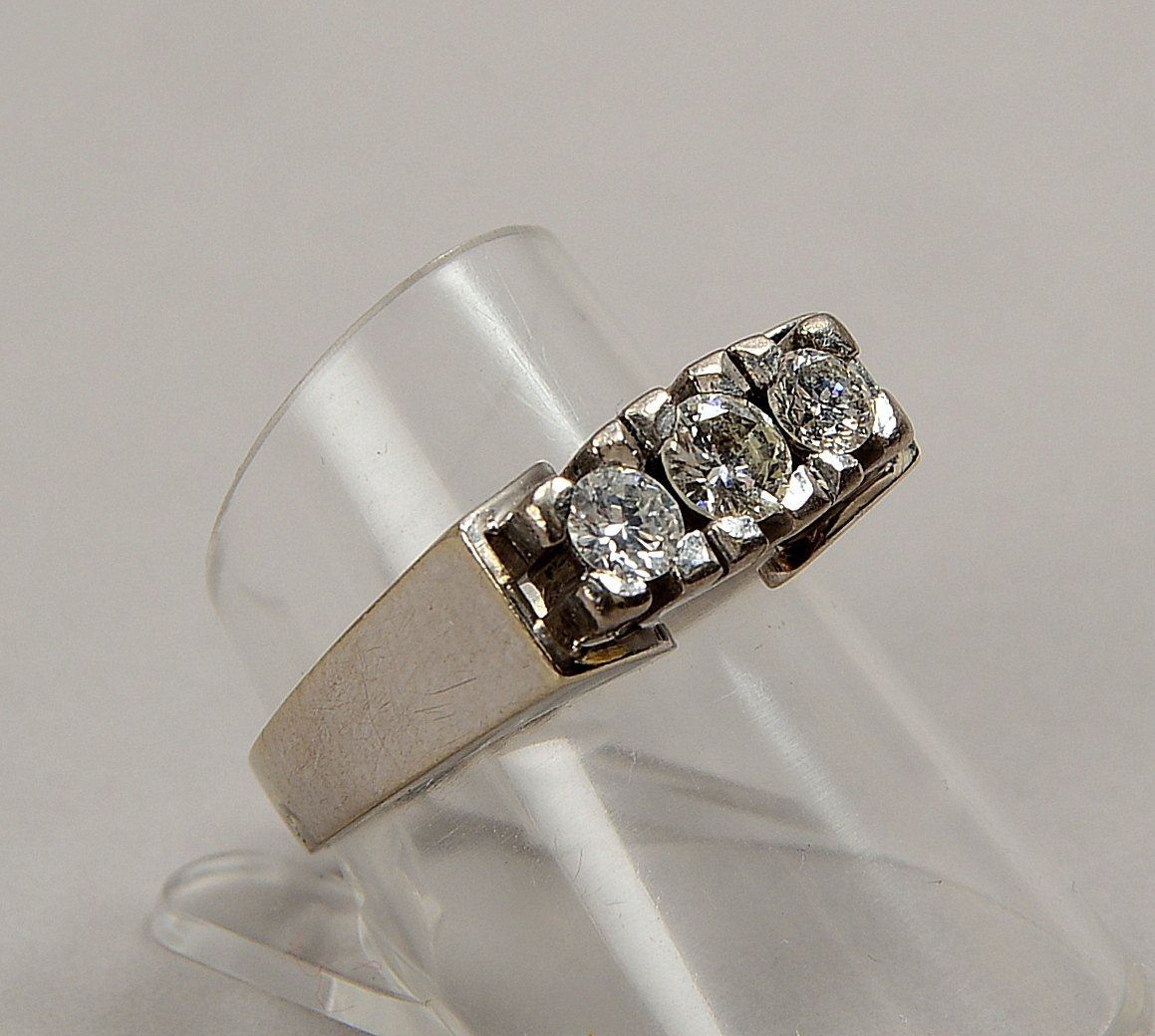 Ring, 750 WG (geprüft), mit 3-fachem Brillantbesatz/zusammen ca. 0,62 ct, Farbe 'I-J'