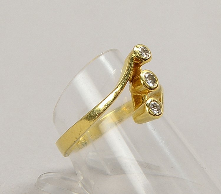 Ring, 585 GG (gest.), besetzt mit 3x kleinen Brillanten/zusammen ca. 0,20 ct; RG 55