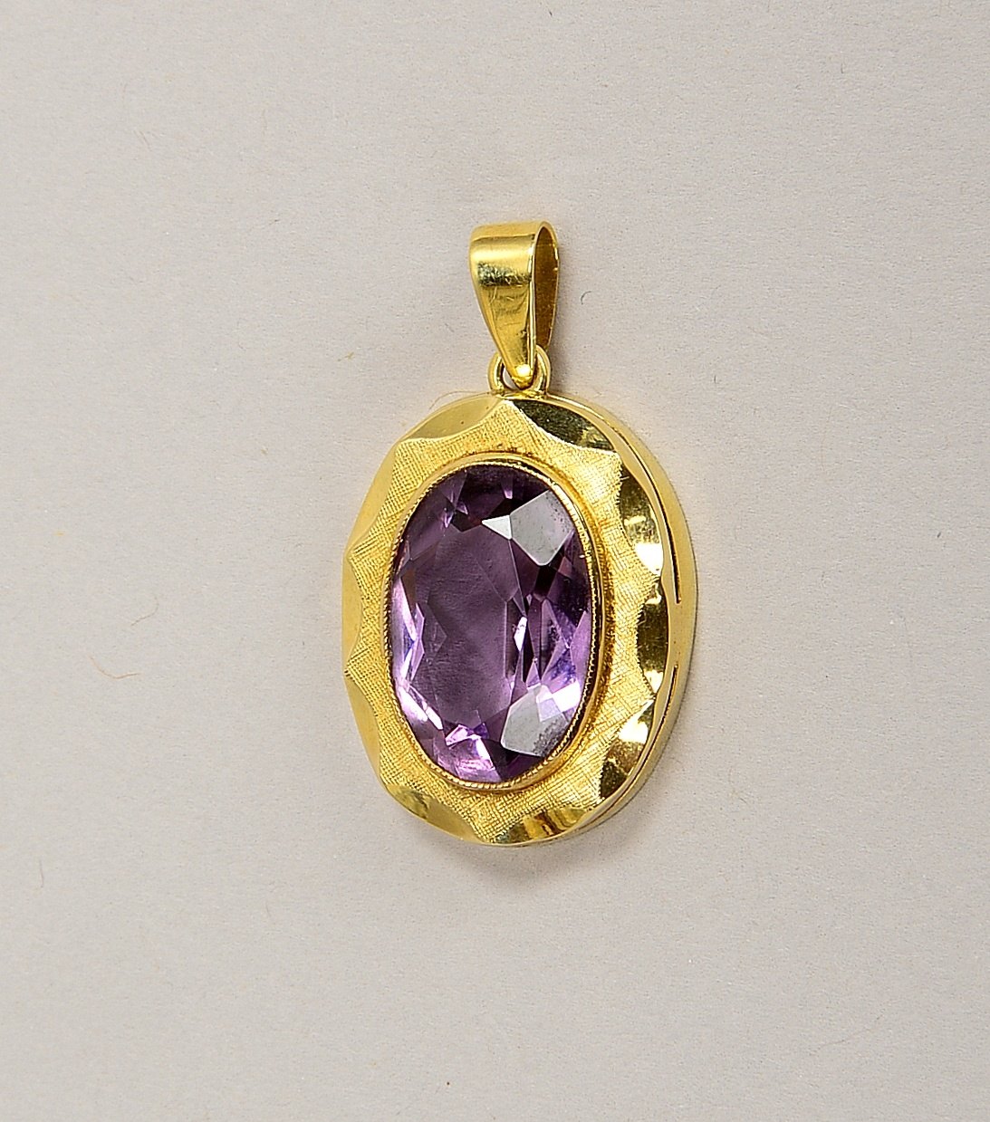 Anhänger, 585 GG (gest.), besetzt mit einzelnem Amethyst, Stein im Ovalschliff