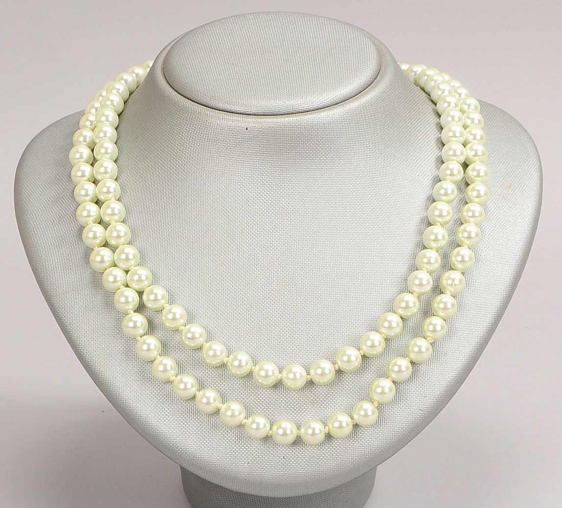 Perlenkette, Ø Perle 8 mm, einzeln geknotet, leicht grünliche Tönung; Länge 142 cm