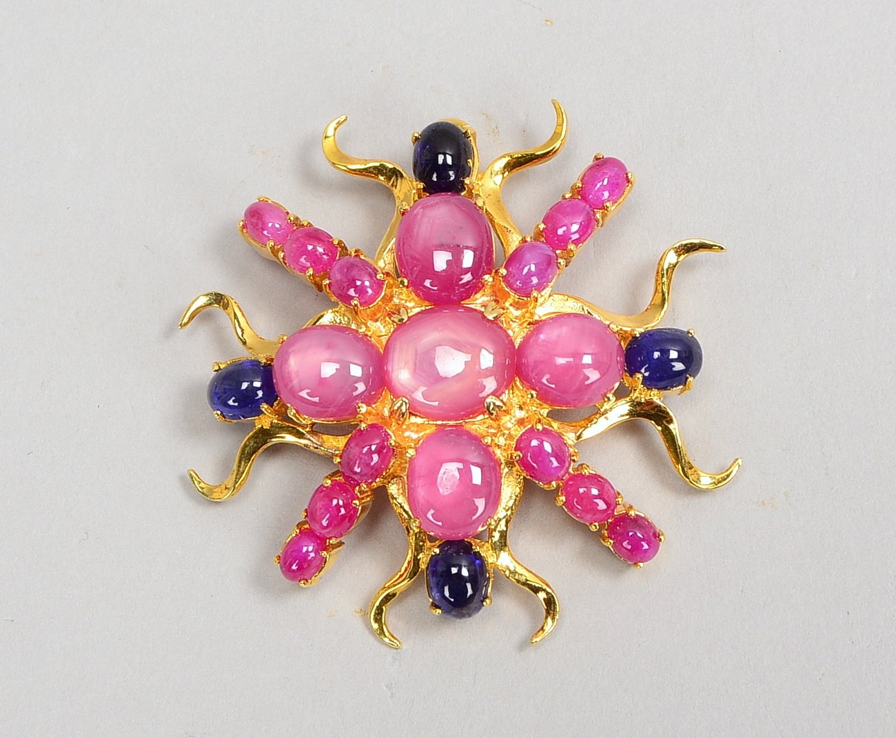 Figürl. Brosche, 925 Sterlingsilber/verg., 'Oktopus', mit Rubinen und Saphiren; Gew. 32,5 g